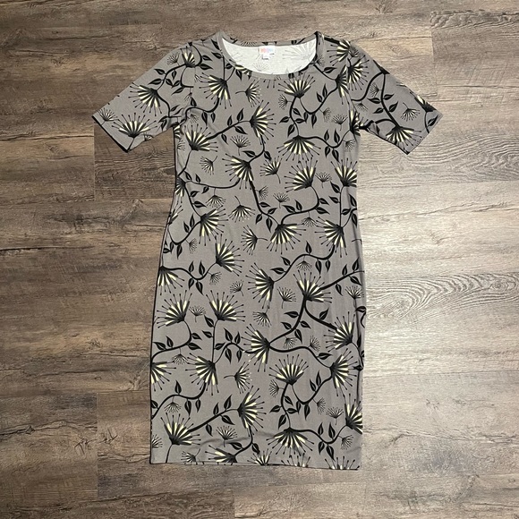 Daisy Print T Shirt Dress. - Picture 2 of 6